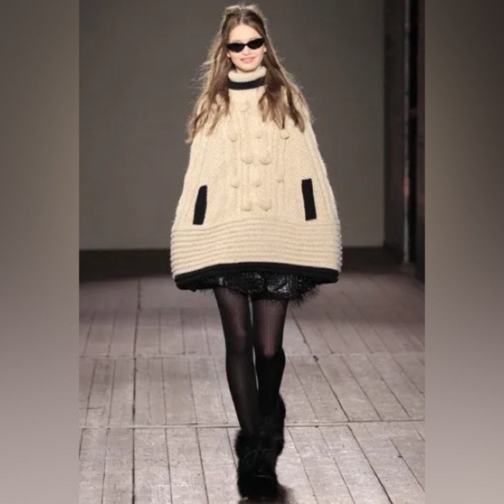 Moschino 🇮🇹 Cheapandchic Attica Cape Sz 6 Women’s Wool Knit Poncho Tan and Black